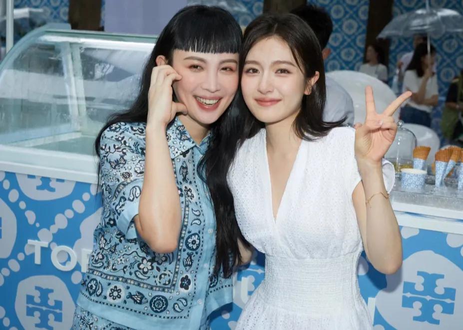 李兰迪追星成功，与魏如萱一起合影两人还在一起拥抱，同时李兰迪配文说“记录我追星成