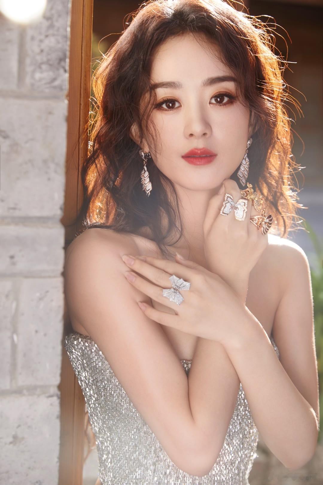 #赵丽颖新妆造# 出席活动现场的赵丽颖真的越来越有气质，好完美的一张脸，颖宝也太