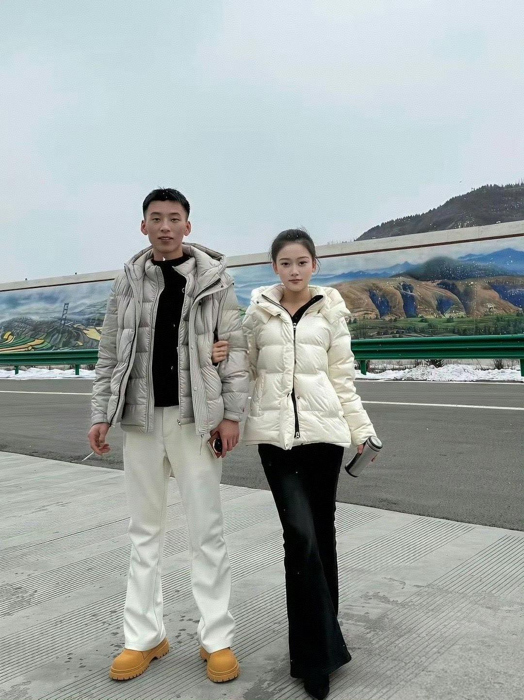 这哥们都娶到这样的媳妇，不是有实力就是有手段……