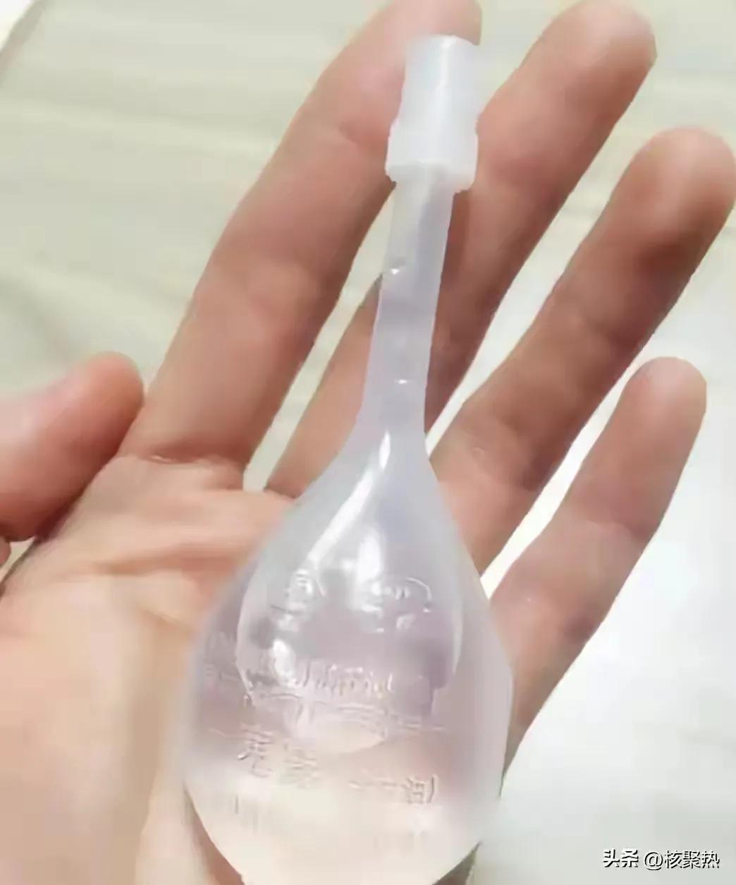 今晚，我的老公去药店买避孕套，付完钱准备离开时，收货员icon热情地送给他一个开