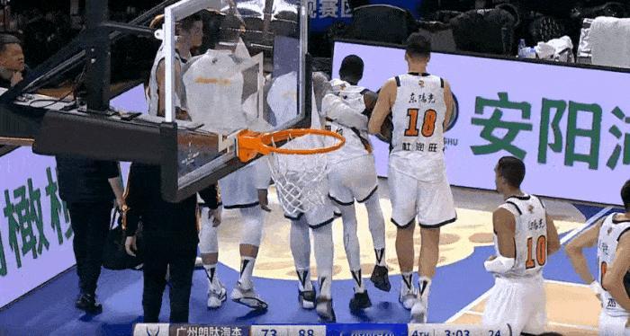 广东男篮超级得分手萨姆纳伤了！兴奋过头了，第一场悠着点啊，毕竟是曾经受过大伤的球