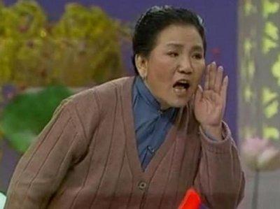 2000年，弥留之际的赵丽蓉在家人的帮助下穿好寿衣，立好遗嘱，嘱咐儿孙们：“我就