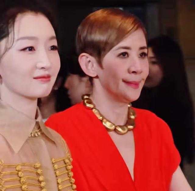吴君如现身花少见面会，女儿到场陪伴尽显幸福
吴君如现身花少见面会，面部状态被网友