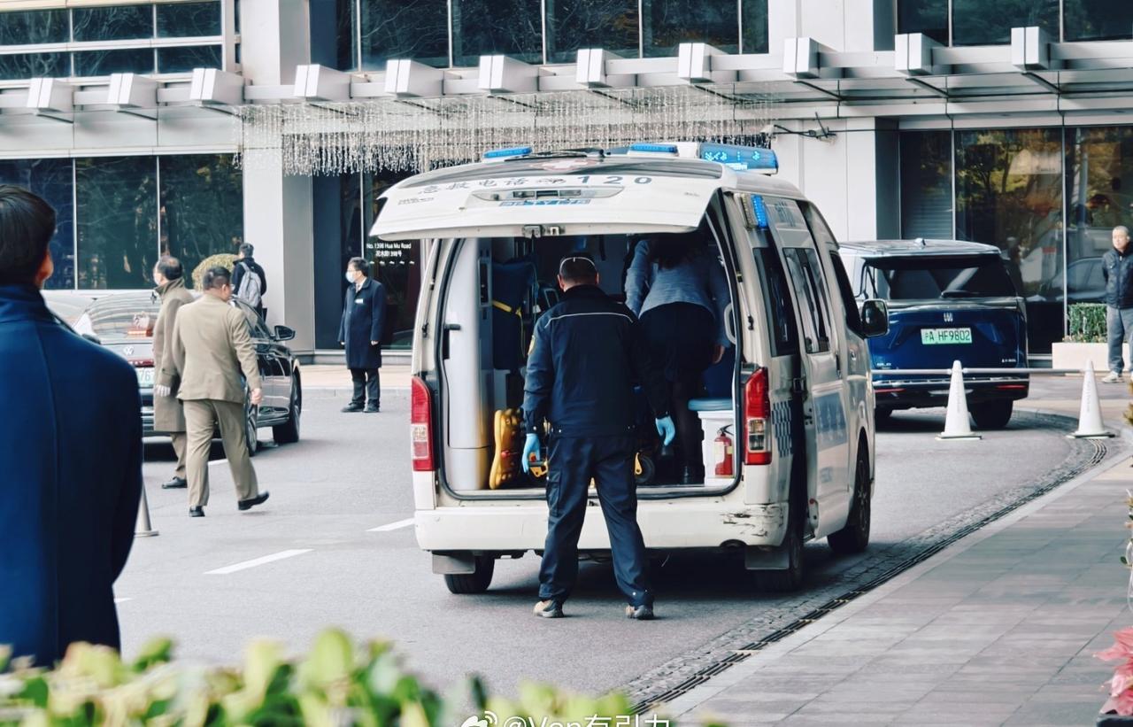 前两天再上海出差，酒店门口抽烟的时候看到一位客人被推了出来。现场井然有序，看来都
