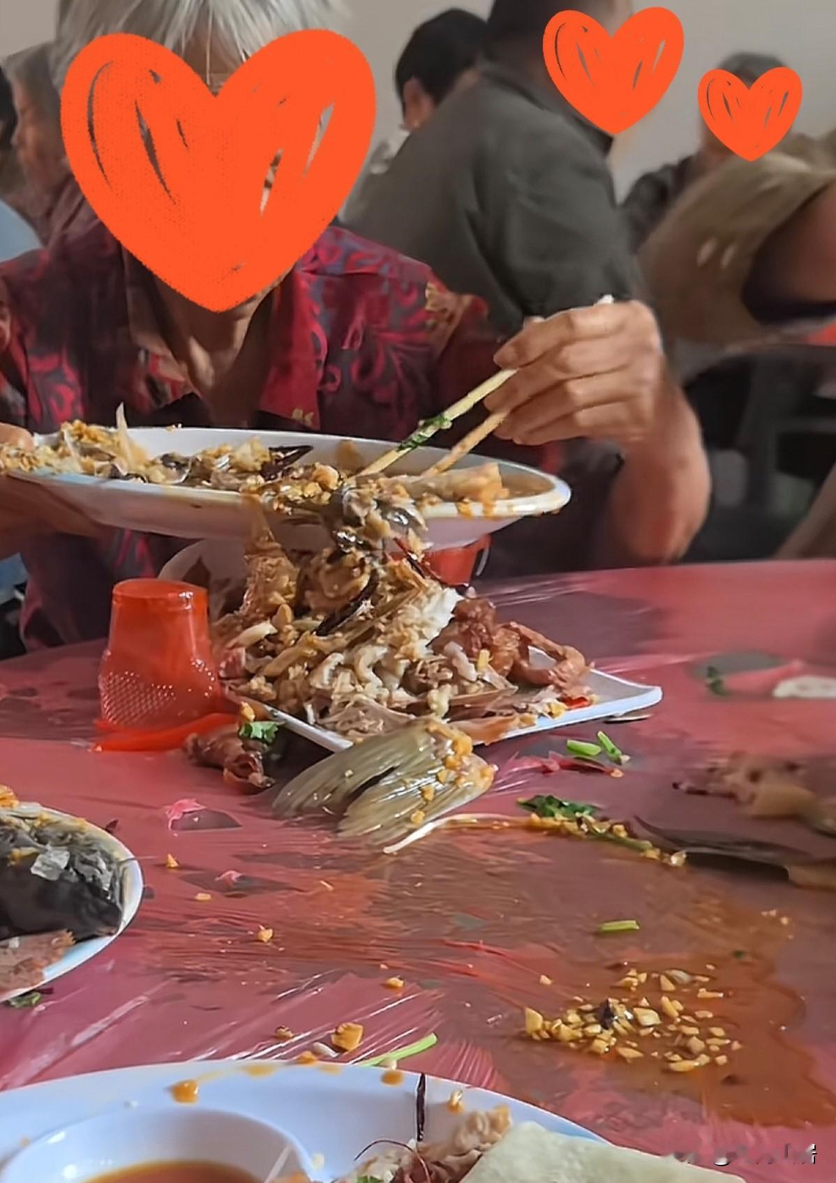 真的很费脑子，我一直想不明白，吃酒席的时候，好好的一桌菜，为什么一上菜，就被抢光