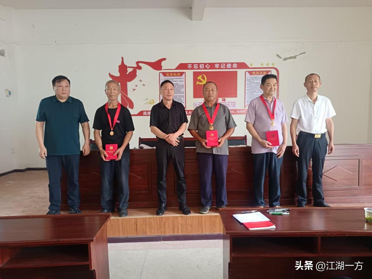 红心向党暖桑榆 同心礼赞华诞情
 
红安县高桥镇王刘秀村开展建党105周年系列主