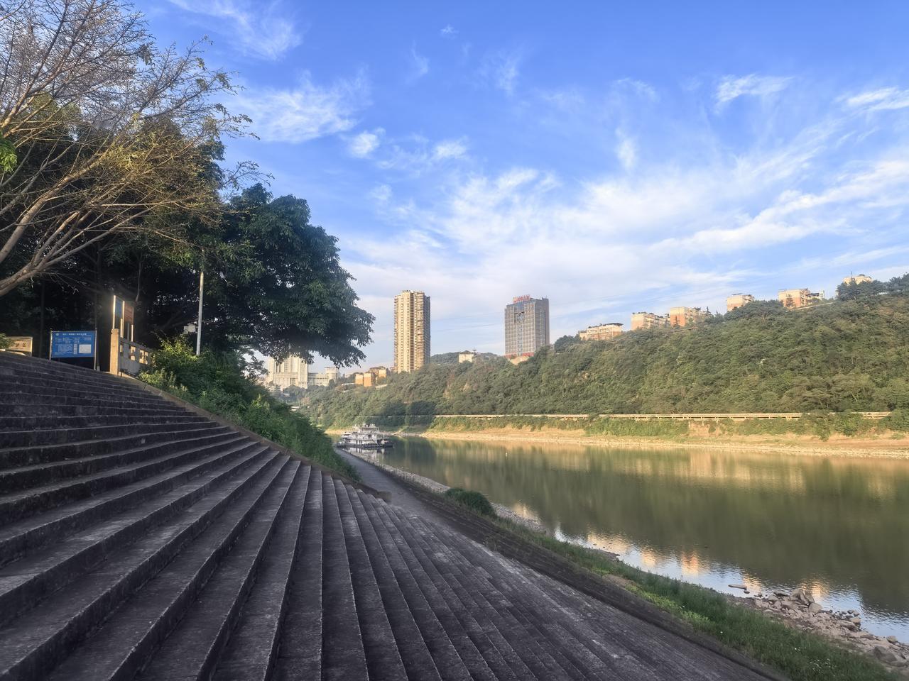 生活中到处都是套路
昨天在街上有人推销火锅店消费券39.9元，
可以到店吃十个菜