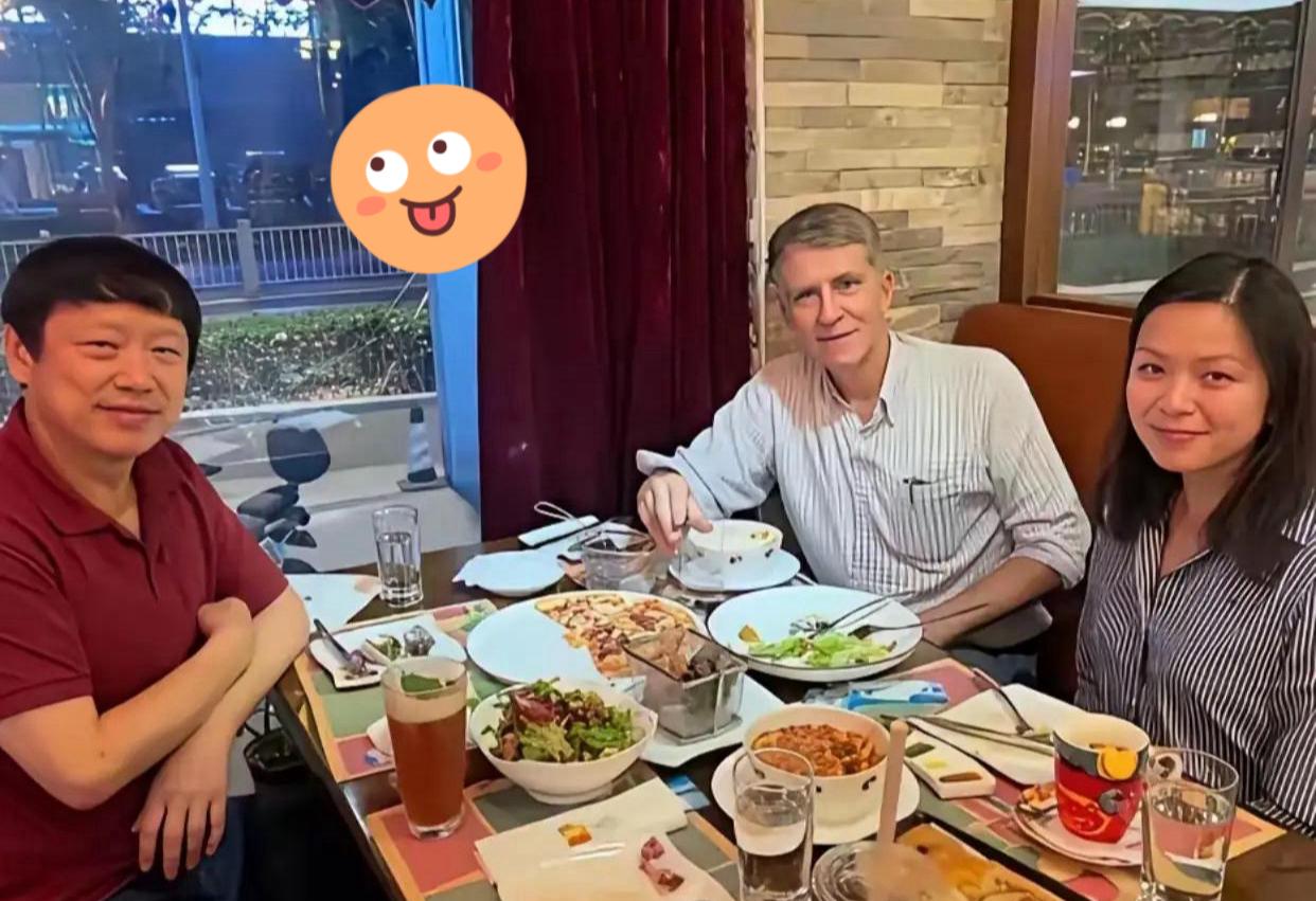 汤家凤一大早请教胡老师3个问题，是关于你和外国记者吃饭的，我又特地翻找出这张很有