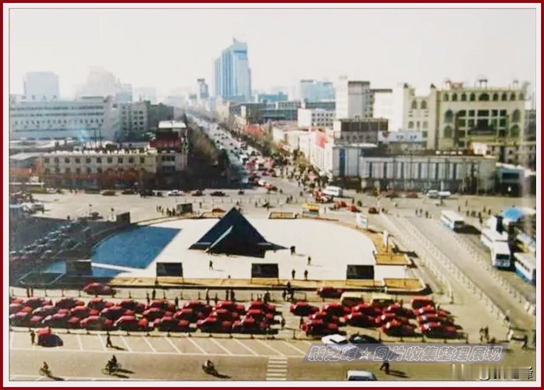 再熟悉不过的一张九十年代初呼和浩特街景旧照片
90年代初街景影像这是多年来被好多