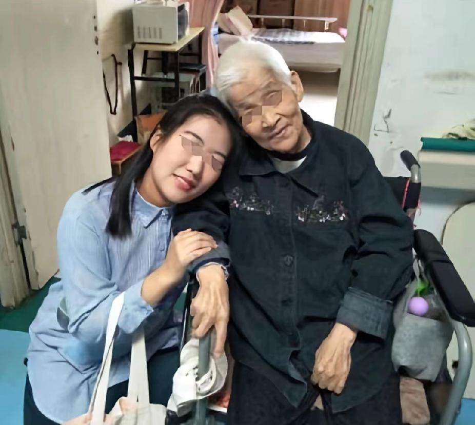 “白嫖成功？”天津，一大爷见照顾自己的保姆年轻漂亮，便对她说如果保姆嫁给他，可以