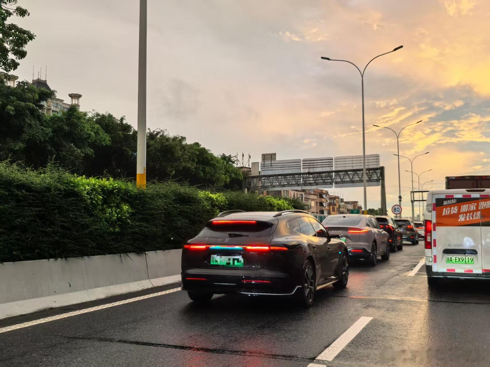 今天广州的晚霞是末日风雨天堵车更适合智驾广州晚霞智能驾驶