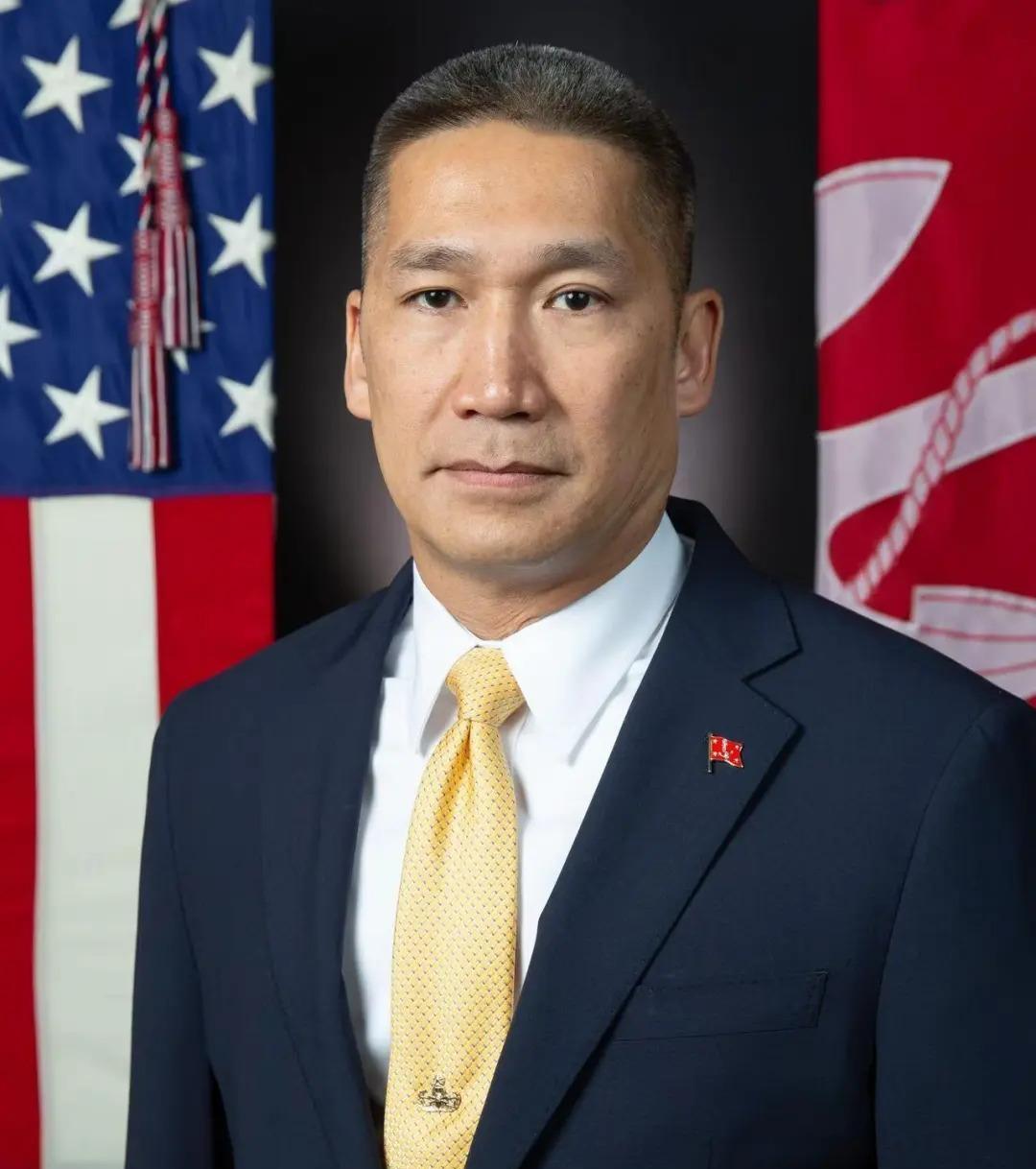 美海军部长换将，高雄出任，越南裔，对华态度强硬。
在美国海军服役25年，出生越南