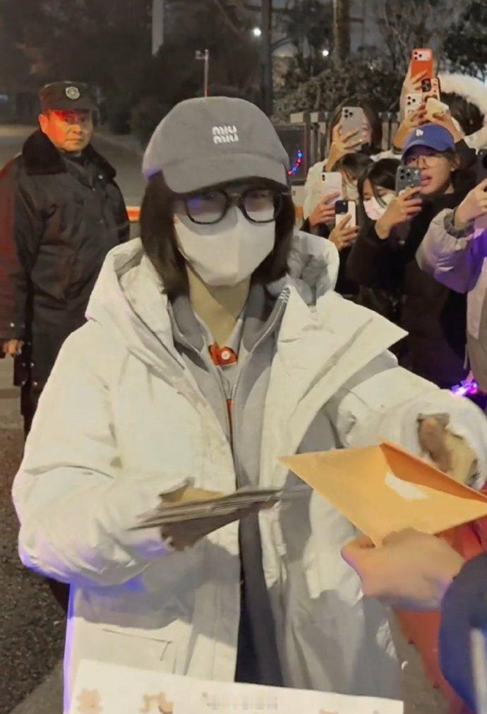 赵今麦下车收信赵今麦也太温柔戳心了吧！上车后听见粉丝喊收信，二话不说立刻下车认真