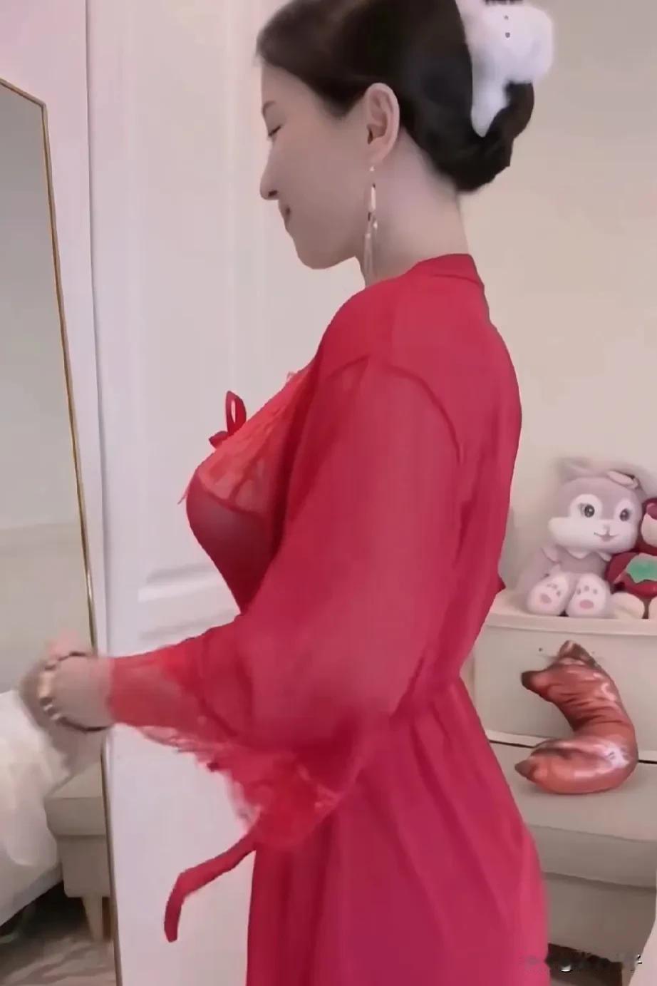 我姐妹，很晚了还不睡觉，因为人家说衣柜里还有一大堆睡衣衣服等着试穿呢！[大笑]