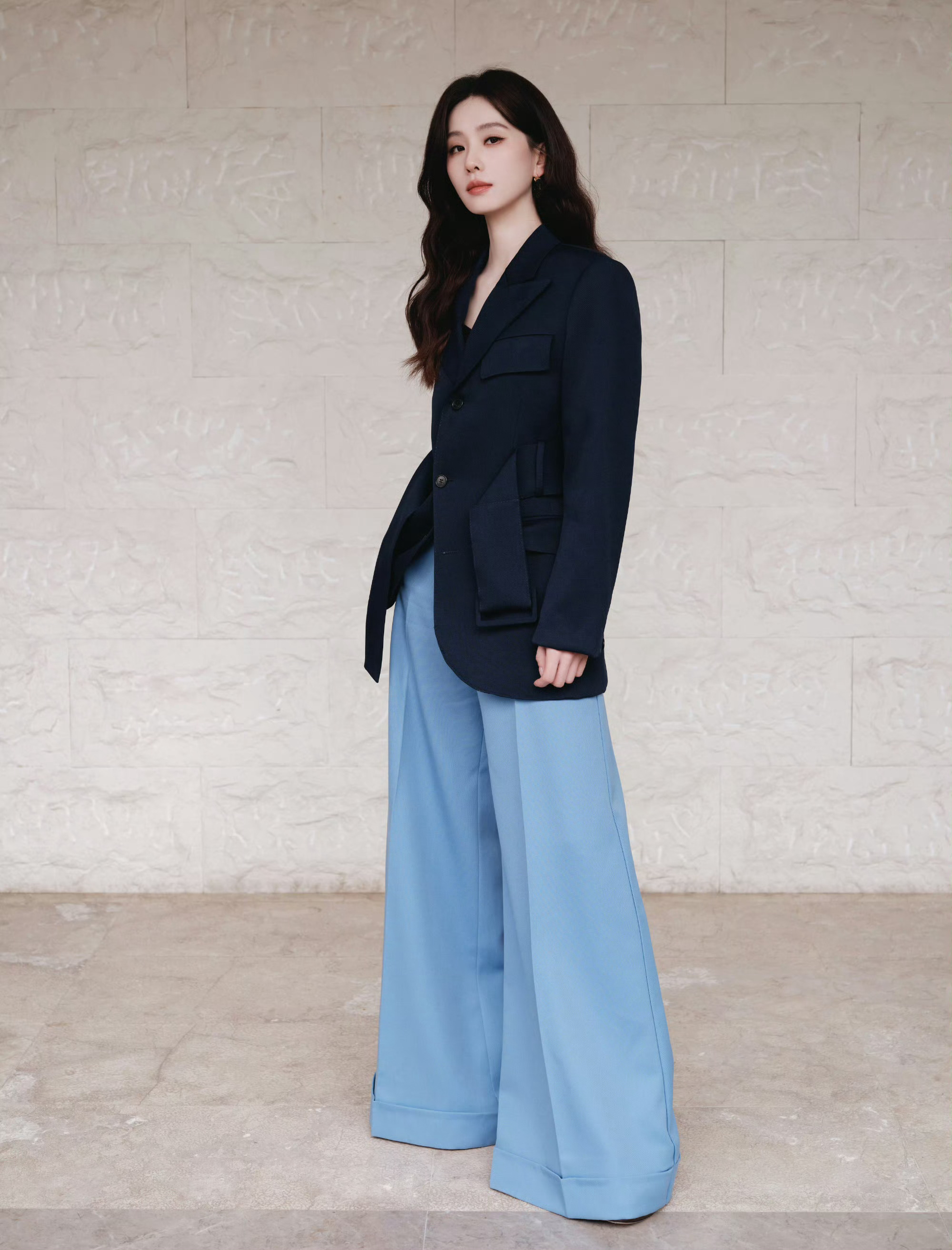 原来一姐今天穿蓝色是为了致敬仙剑展的龙葵吗？ 怪有心的 