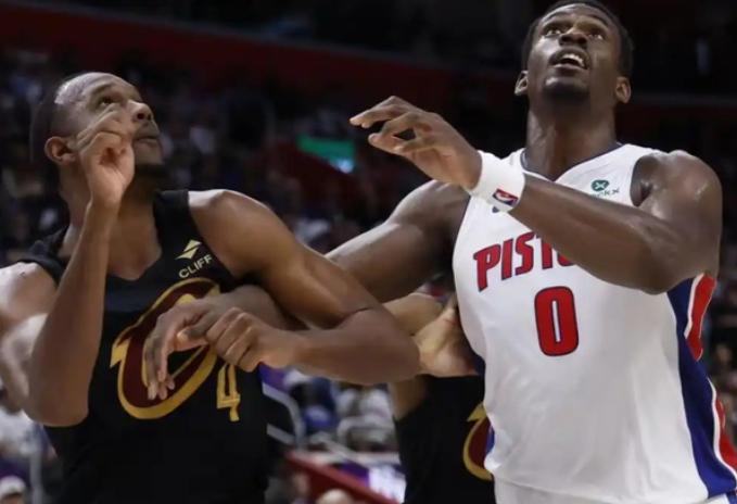 NBA东部半决赛，骑士对阵活塞的比赛中，出现不和谐一幕。
比赛进行到第二节，梅里