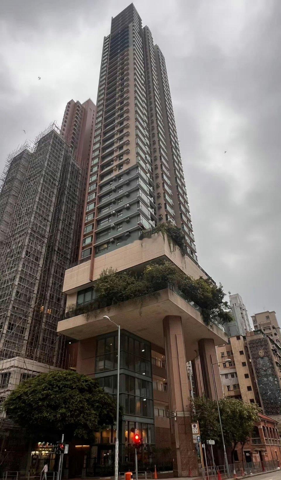 香港的房子，建造真大胆！那么陡的坡，居然就靠两根柱子支撑？ 