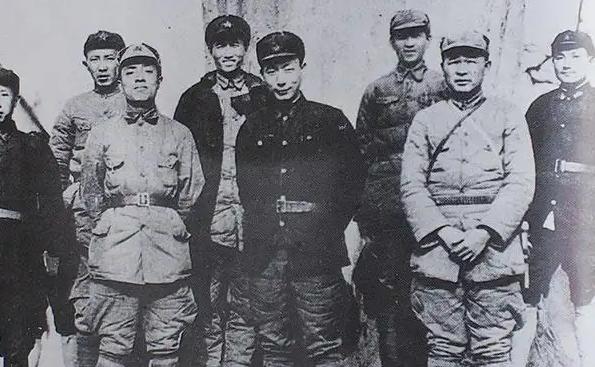 1945年，日军飞行大队300多人被俘，一个日本少佐指了指伍修权腰间的手枪，说：