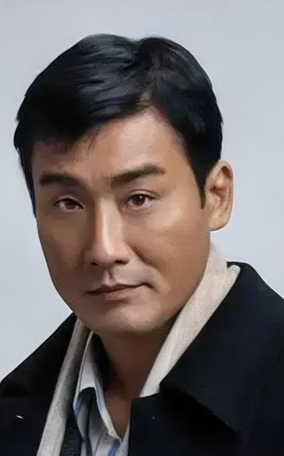 演员梁家辉说，很早之前，我还在学员班的时候，和周润发，刘德华是同学，接到了一部电