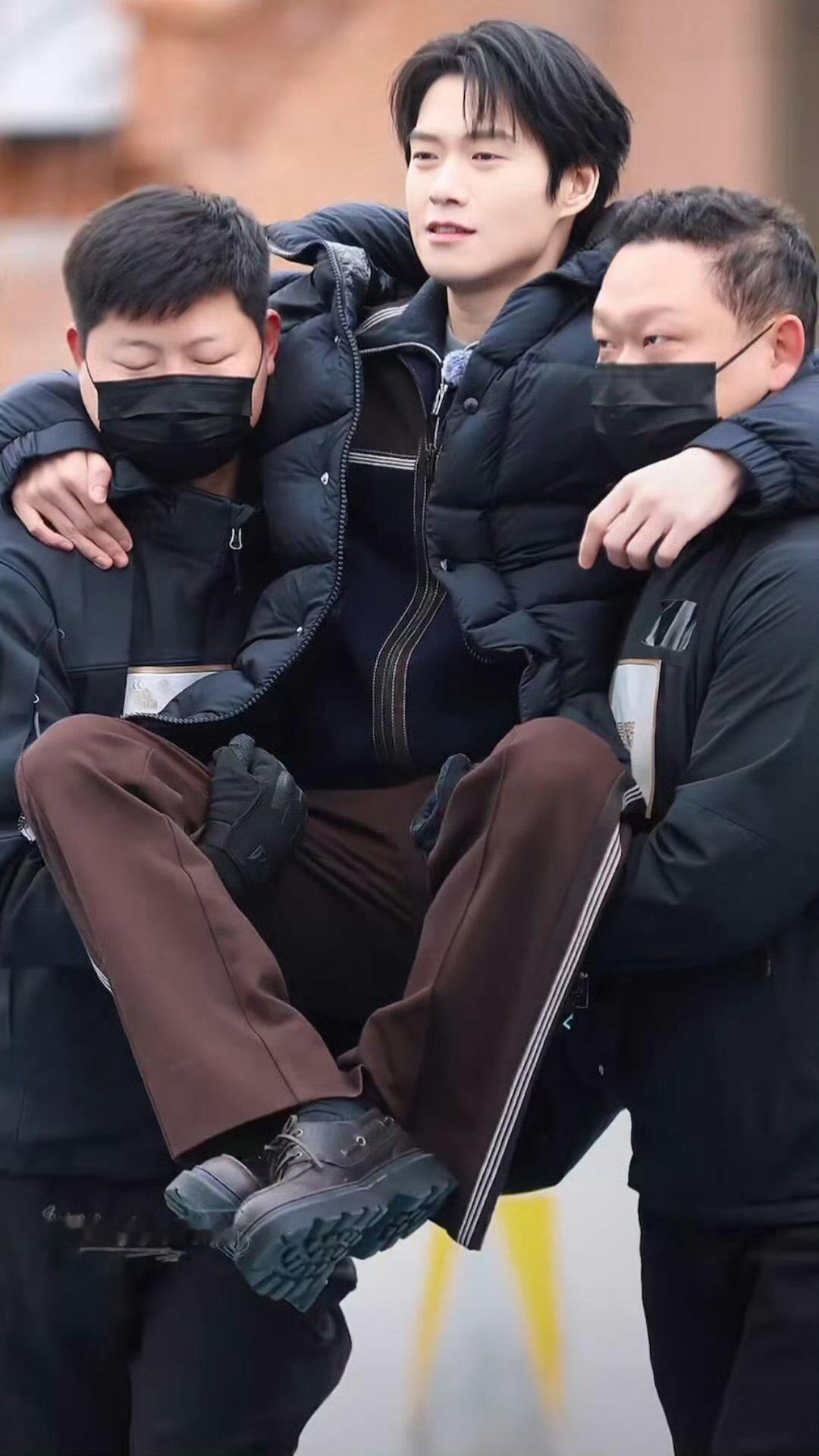 第一次在综艺里看到旱地游泳比赛 魏大勋新综艺路透，又是蜜蜂装，又是铁裤衩跑步，又