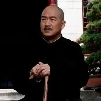 对他的恨与日俱增！
如果不是他为了一己之私，
何至于现在还没有解放？
明知道自己