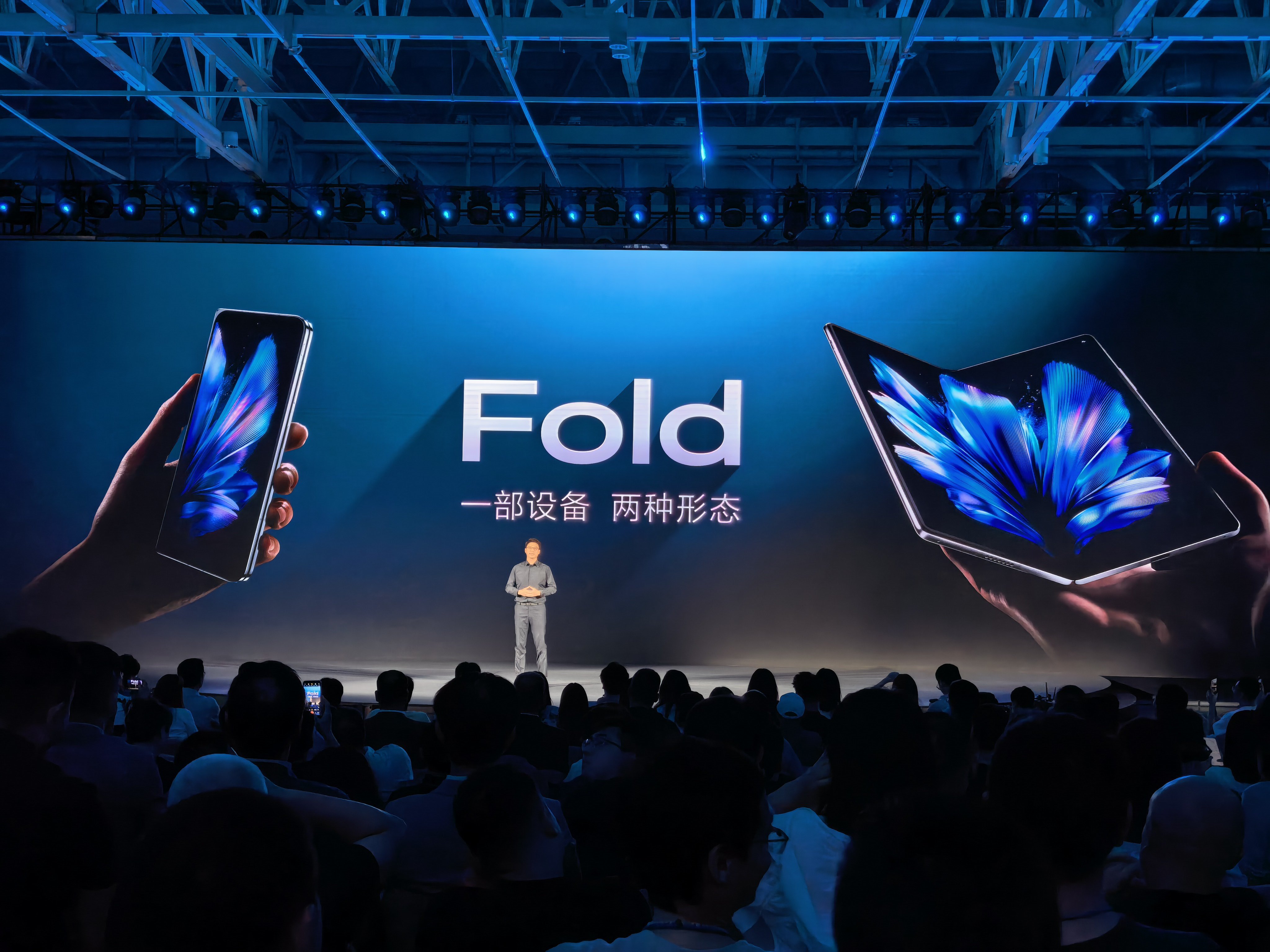 上来就讲vivo X Fold6的原子工作台就是冲着效率来的 方向对了折叠屏就是