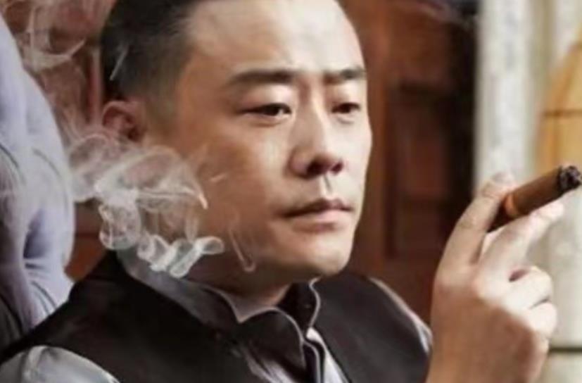 人狂必有天收！周立波在巅峰时期，年收入能高达6000万。那时的他生活极尽奢华，每