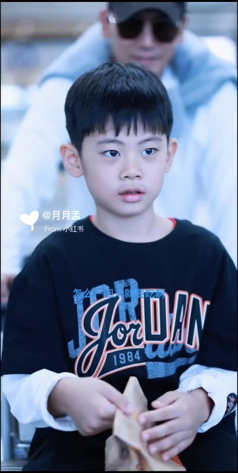 秋瓷炫于晓光带儿子回国秋瓷炫于晓光一家三口回国 儿子很可爱 ​​​