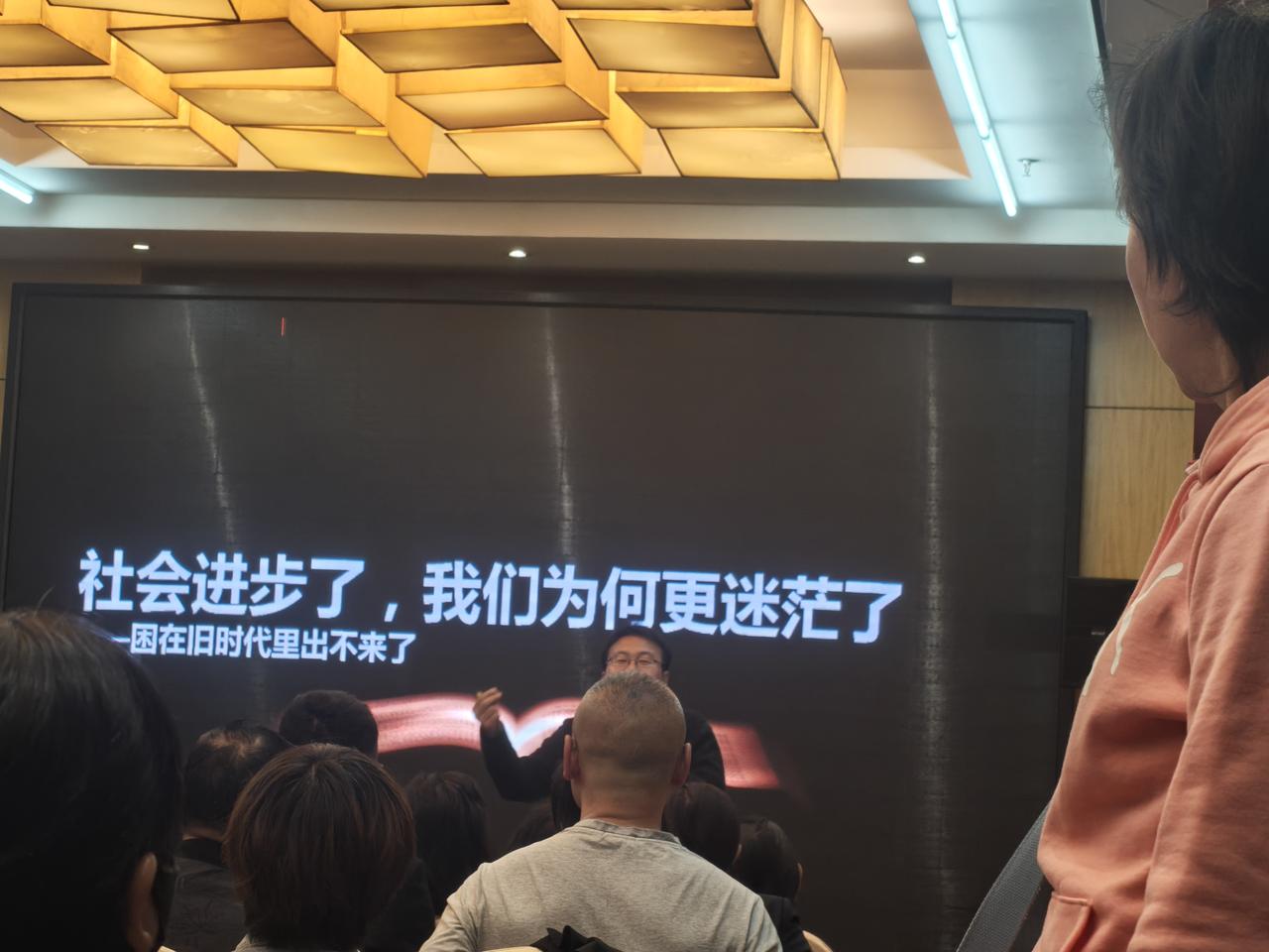 看到这句话，应该如何解释呢？是啊，社会进步了，大家为何更迷茫呢？大学生毕业了，就