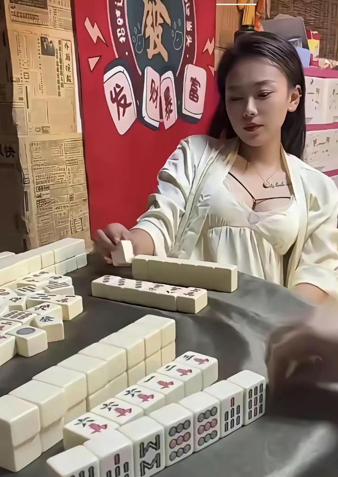 这女的打麻将总是赢，她有个特点不和女的打麻将，专门找那些中年大叔。

我也不知道