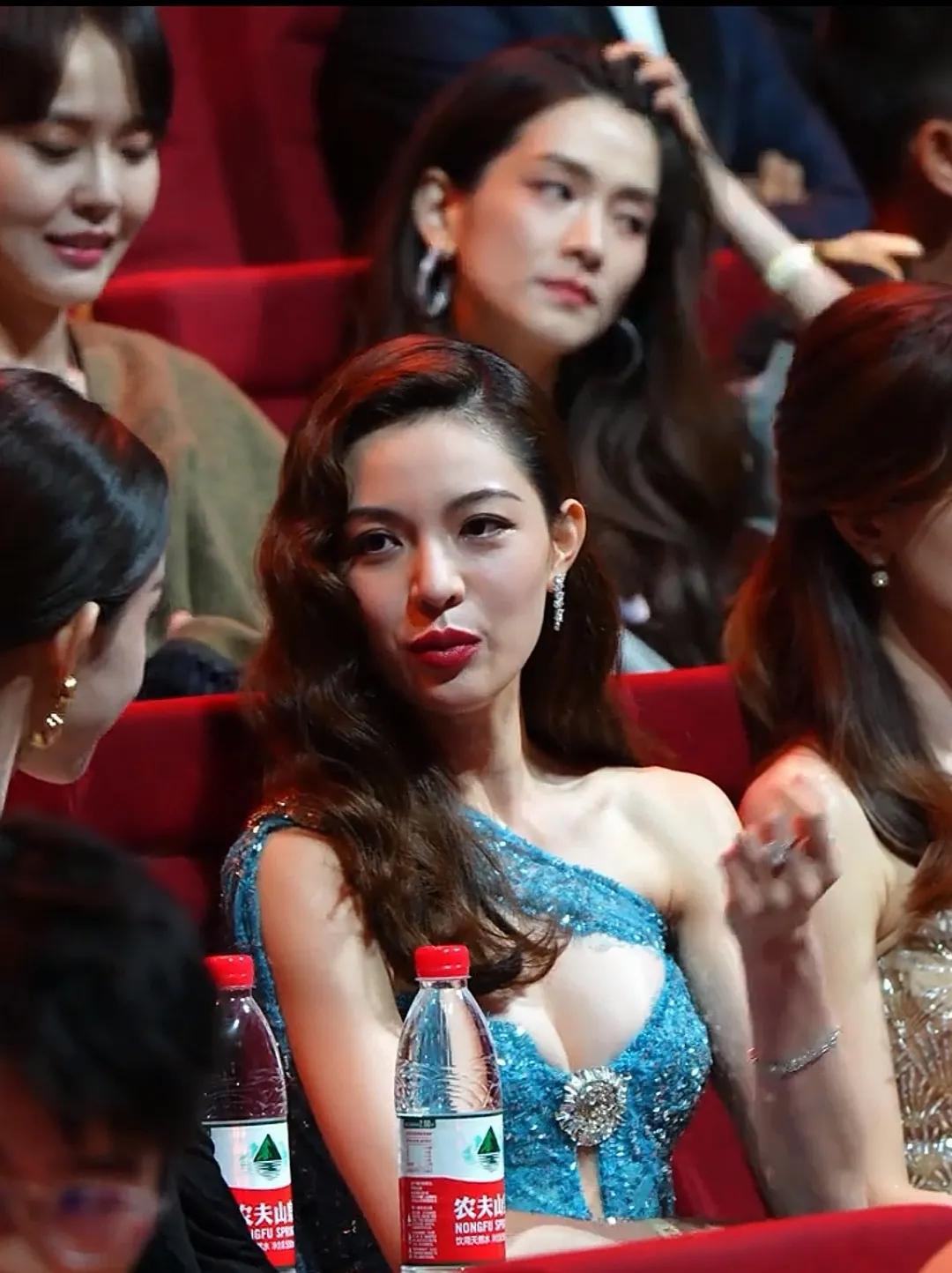 三个女人一台戏，不用剧本，无需导演，都是演技。反倒是与电影里的角色相比，她们的影