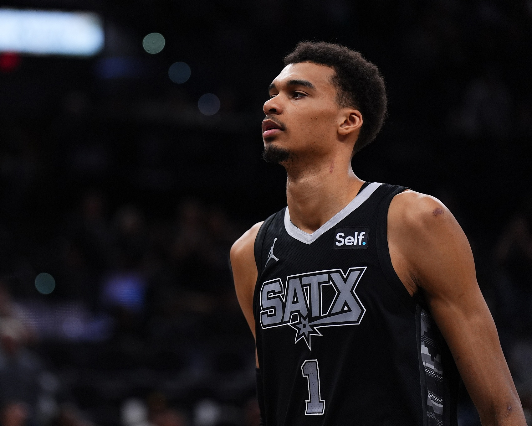 本赛季NBA已经落下帷幕 大家说一下哪些球员的表现令你印象最深刻我觉得詹姆斯还是