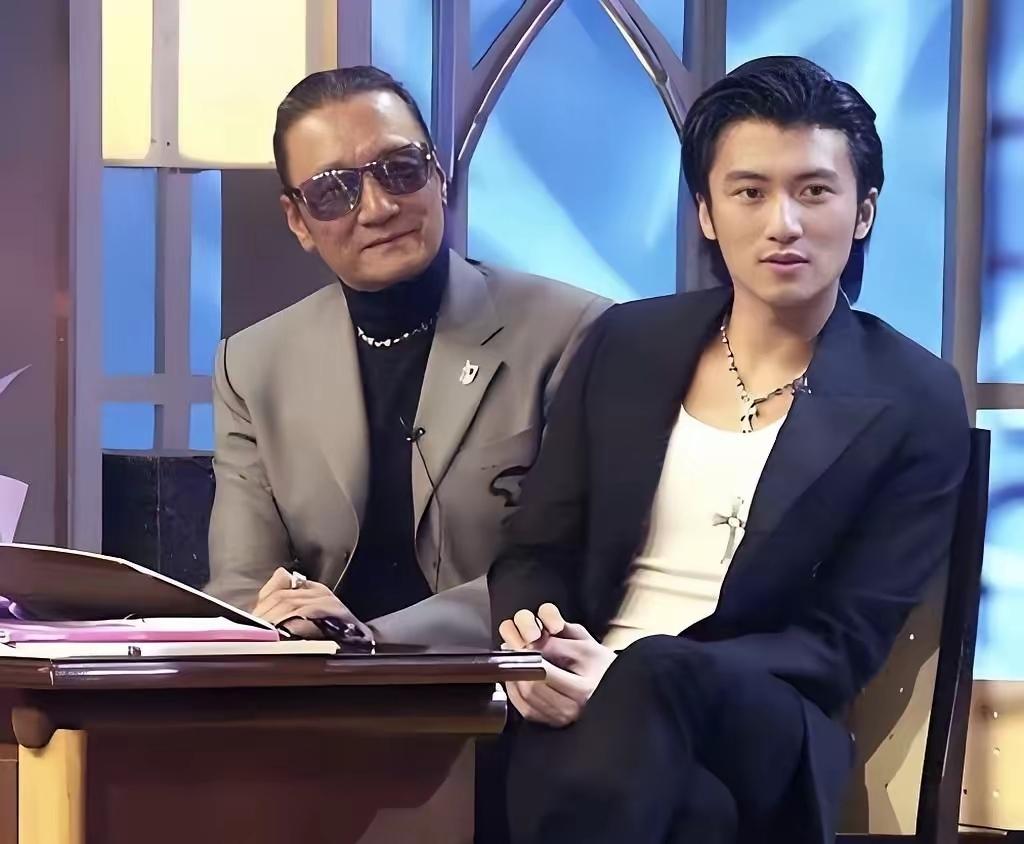 谢贤与谢霆锋这对父子，两三个月才见一次面。

谢贤有他的生活，有他的拍戏; 而谢