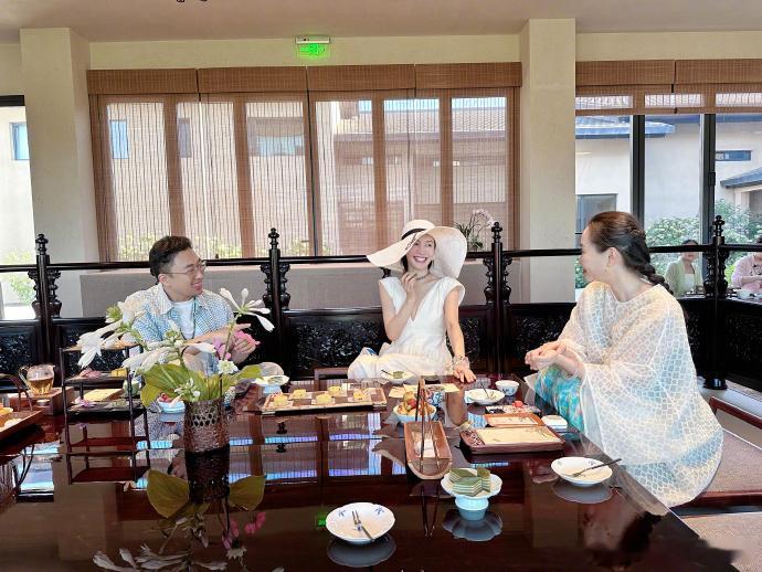 于正筹备《玉茗茶骨》时联想到《大清后宫》，接下来他会特别忙，新旧作品的关联也让新