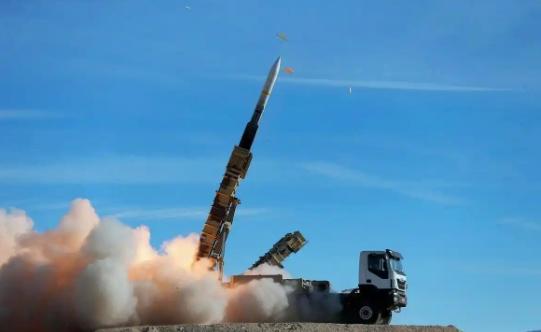 伊朗打红眼疯狂报复，以色列敢动核武？美国第一个不答应！伊朗彻底打红眼，对以色列发