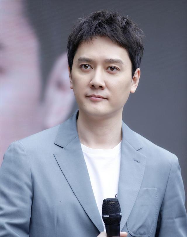 冯绍峰带女友与李治廷聚餐，去年12月冯绍峰与该女子十指紧扣出行，二人多次约会被拍