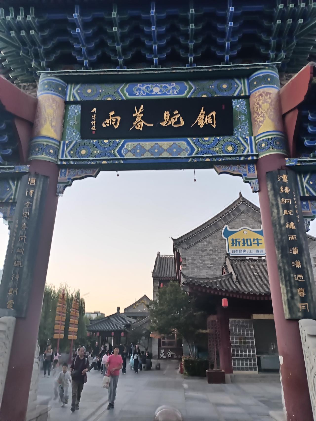 国庆结束，长假期间，各股市表现如下：
第一名 日经，涨了 5.3%。
中国台湾地