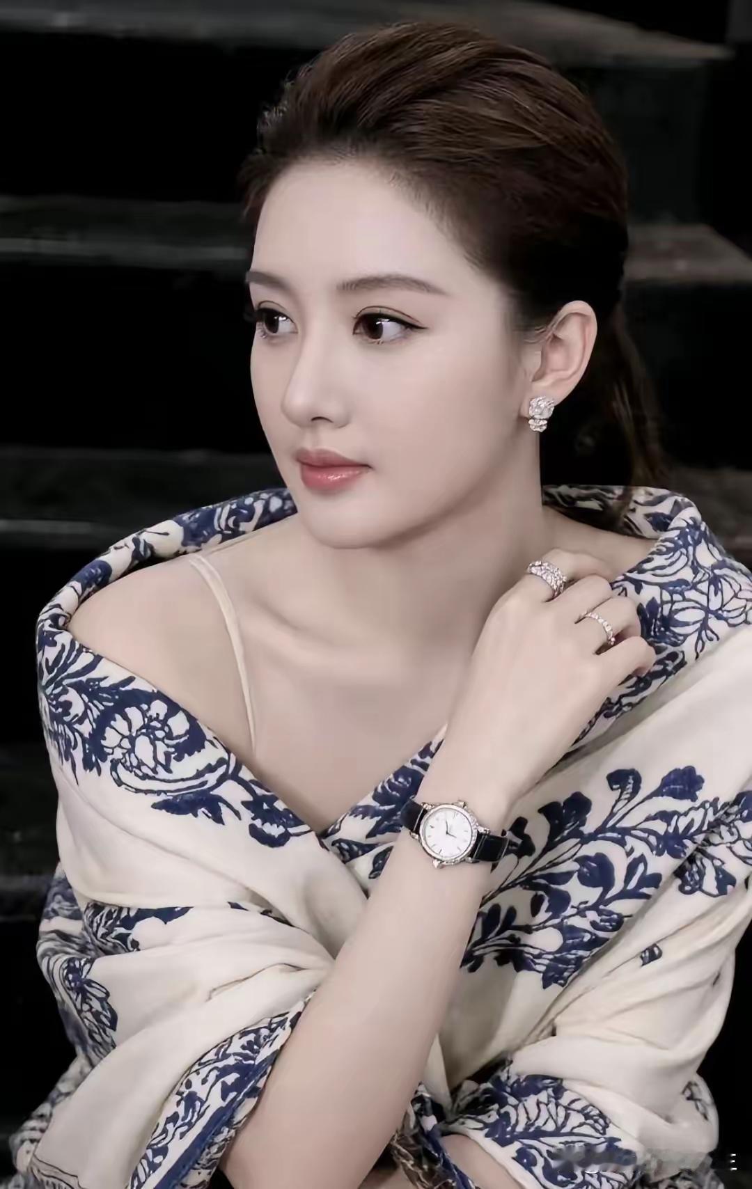 优雅蓝白印花裙，搭配精致珠宝，尽显时尚魅力！💎👗