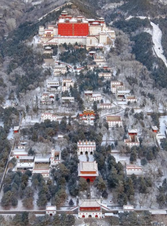 仔细看看承德避暑山庄的地形图，就知道康熙为什么会修建避暑山庄了。

康熙三十年，