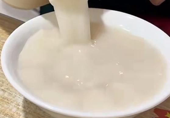 襄阳黄酒您喝过吗？

襄阳人的早餐，大多数是从一碗牛肉牛杂面或者豆腐海带面开始的