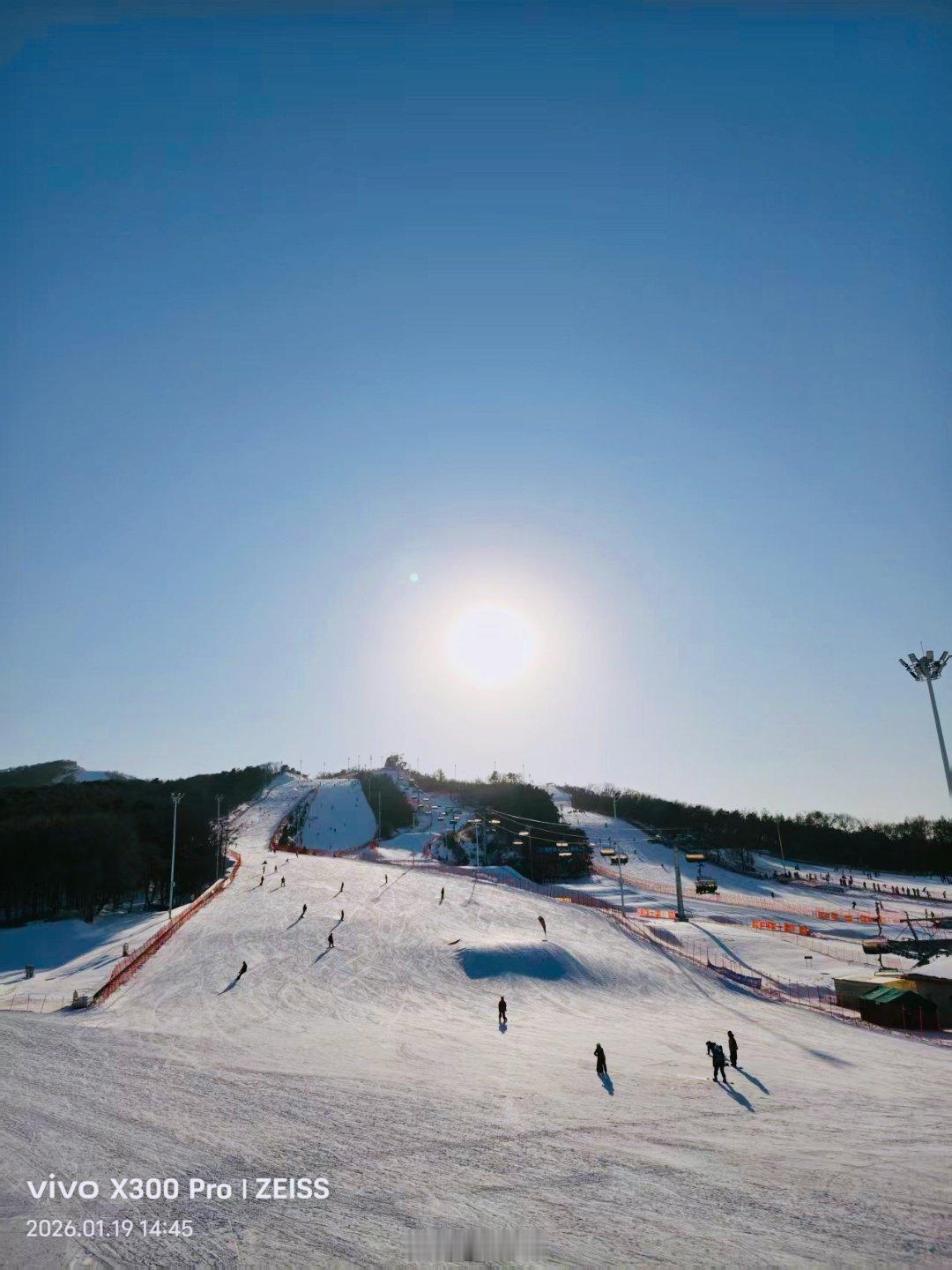 有一种美好叫辽宁 坐落于沈阳国家森林公园的东北亚滑雪场，距中心城区仅38公里，是