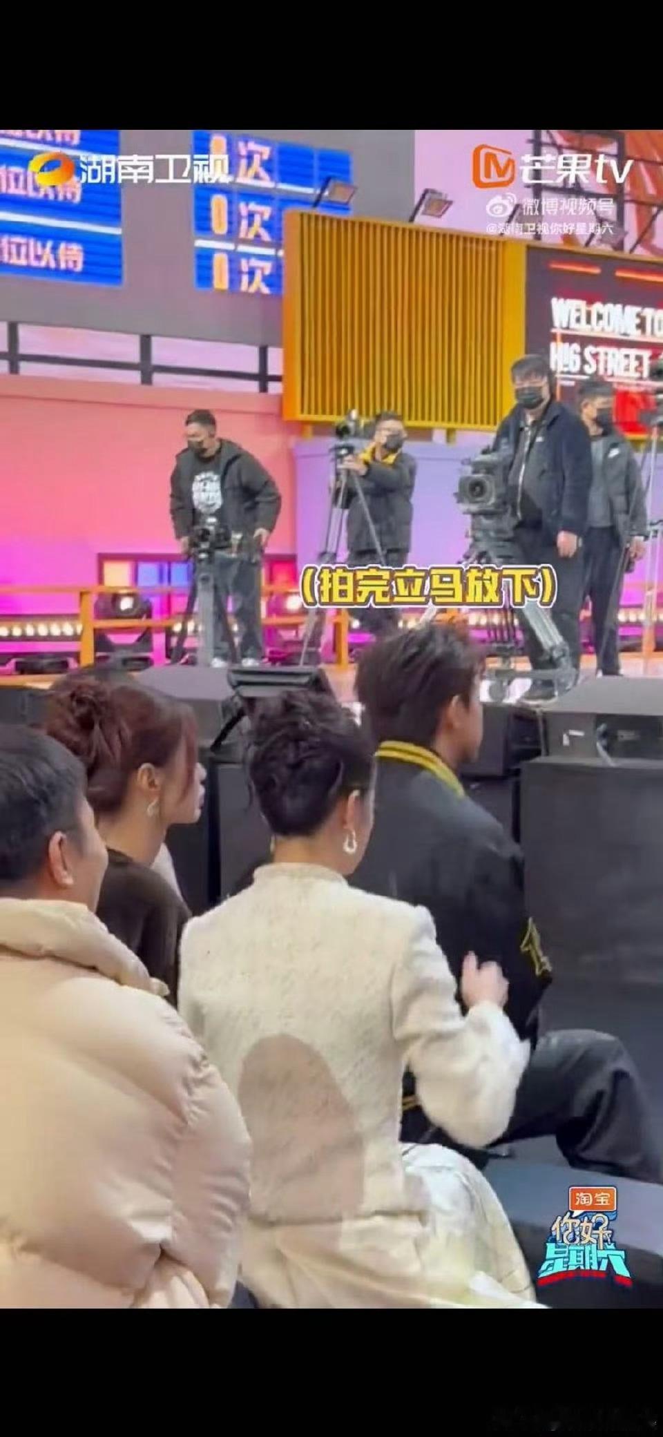 李现拍照偷感好重 李现《你好星期六》候场花絮来啦!他拿着相机偷偷拍照的样子，简直
