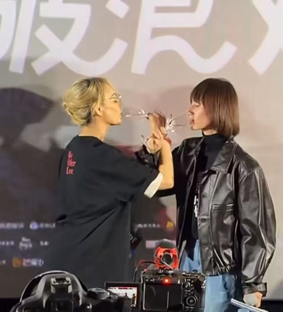 袁泉宁静喝上交杯酒了 今天的快乐是她俩给的！袁泉宁静交杯酒名场面，《蜂蜜的针》首