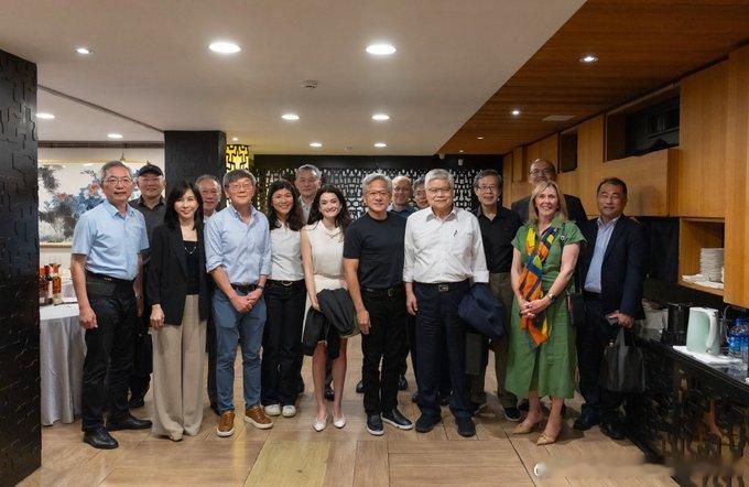 黄仁勋和台积电的高管团队一起在台北吃晚饭，这些高官有一个特点，看起来普普通通，丢