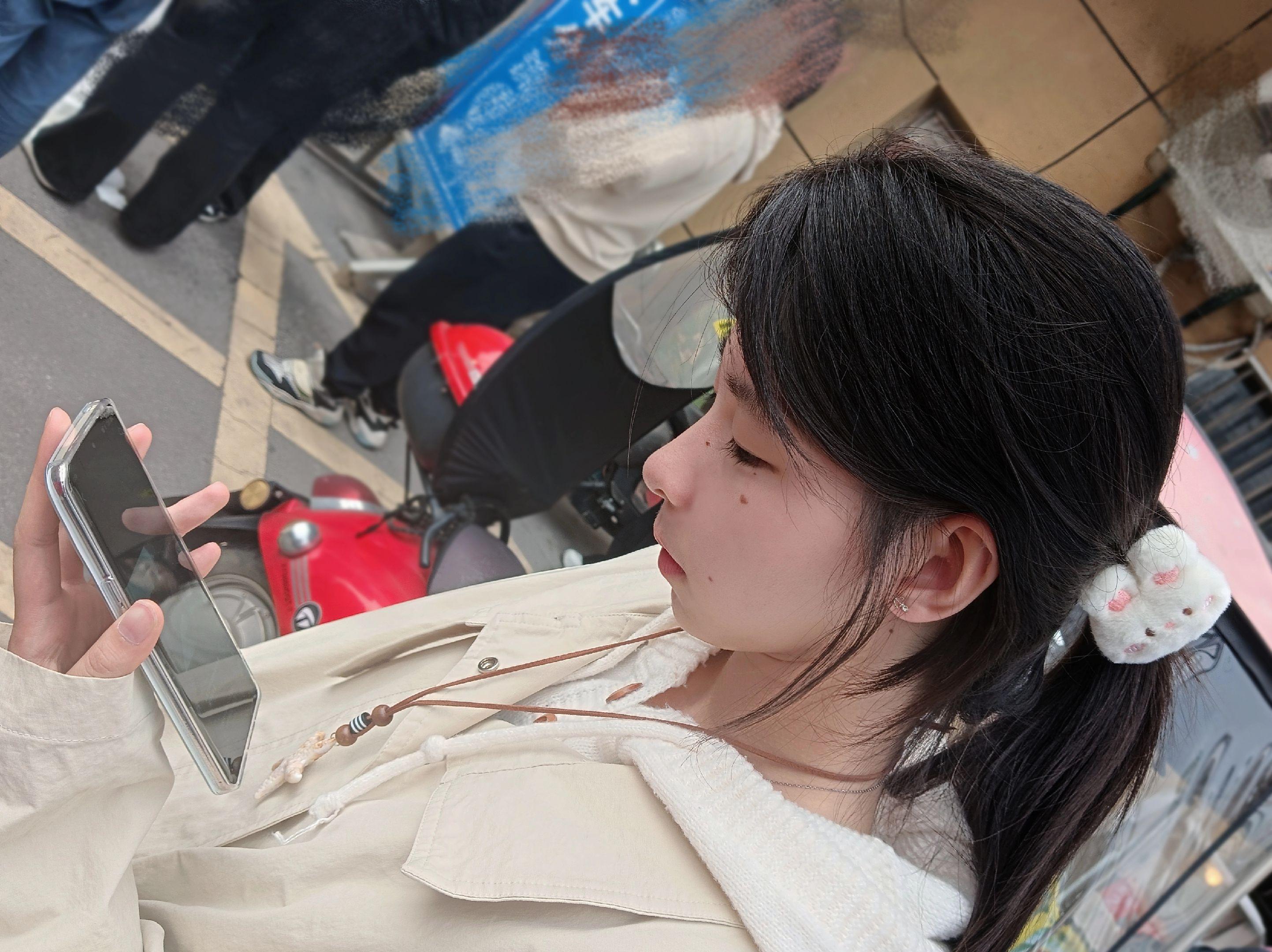 我的少女时代有严重的骑士病 喜欢给别人撑伞时偷偷把伞偏向对方那边 喜欢...