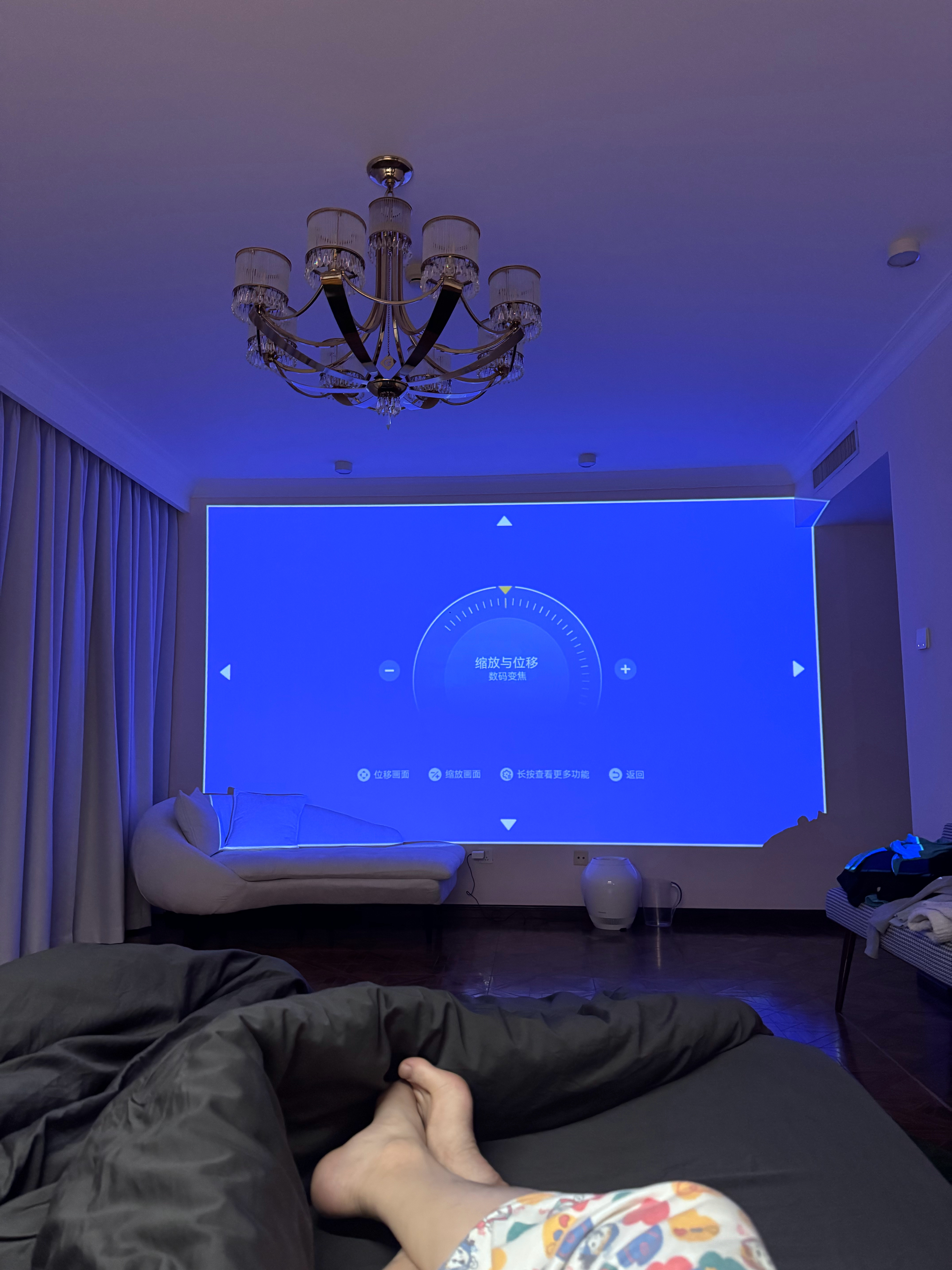 新买了个投影仪，冬天就适合窝在被窝里看电视。想问问有没有合适的卧室音响推荐啊？ 