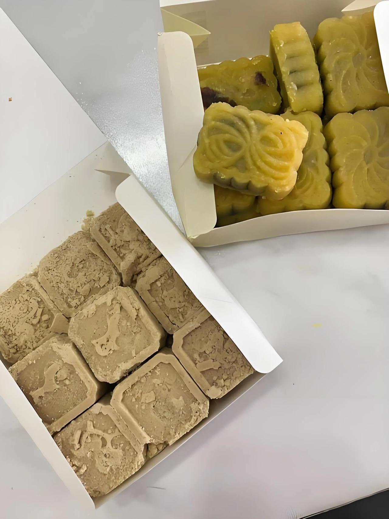 我妹妹送的绿豆糕和芝麻糕，说一盒39元，可好吃😋了。今早餐就吃它了，甜蜜蜜的。