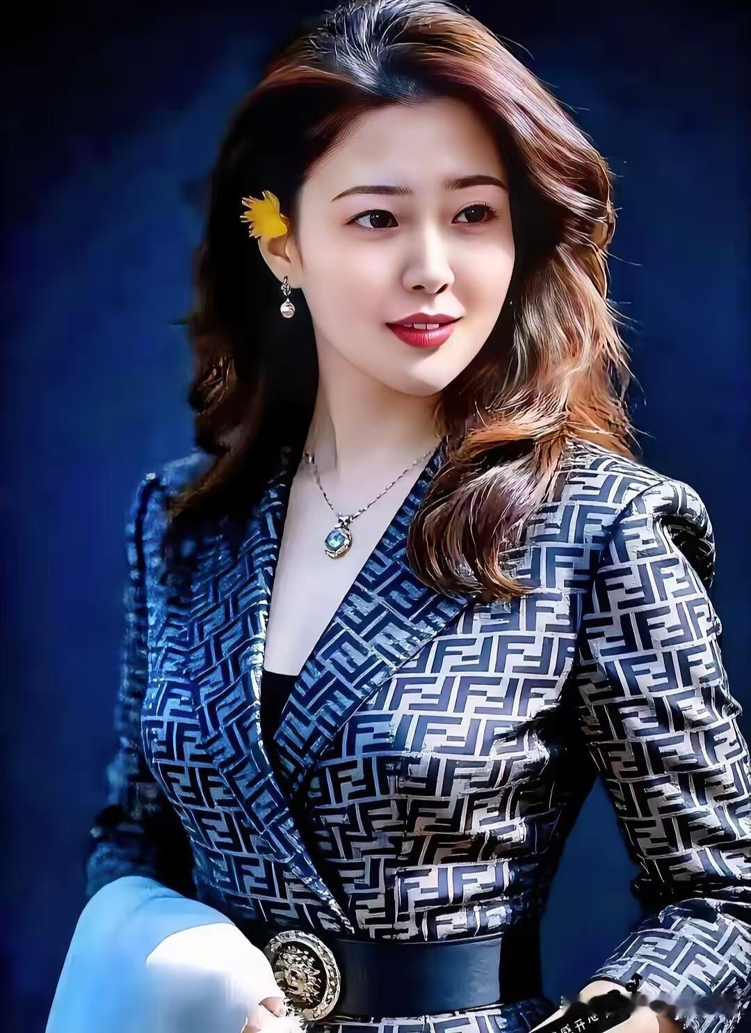 浣溪沙·淳光
 
翠缕松云簪嫩黄，华衣暗绣锦尘香。
明眸如水映晴光。
bel 垂