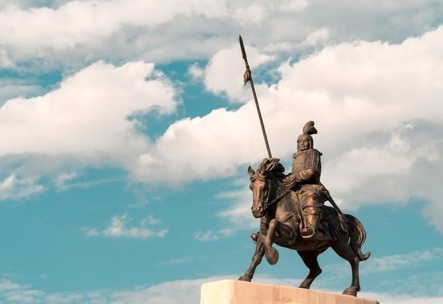 刘据在遭到诬陷的时候没有选择投降，而是起兵，要是表哥霍去病还在就好了，一句“俘虏