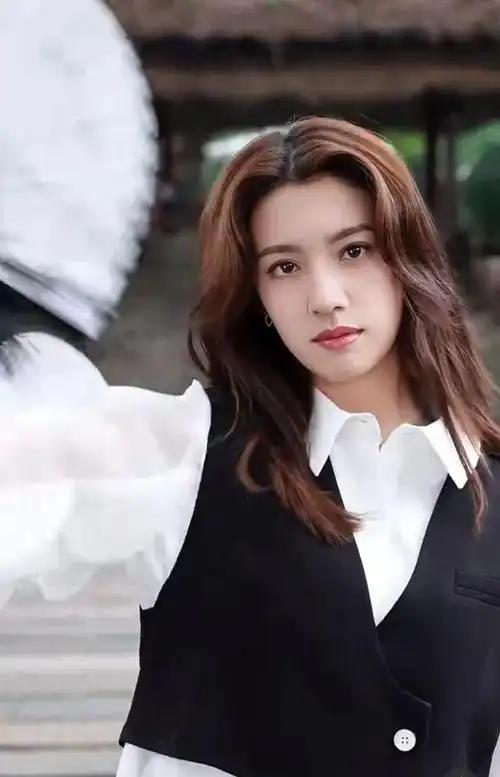 近日蔡思贝在公开活动中被问及是否将成为周星驰旗下“星女郎”，她的回应坦率又带着几